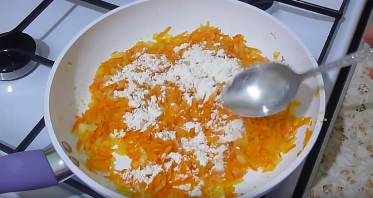 Add a spoonful of flour to the vegetables and mix.