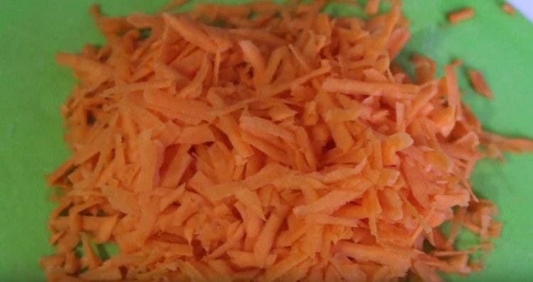 sur une râpe grossière trois carottes.