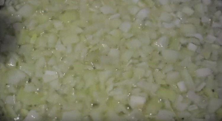 Faire frire l'oignon haché dans l'huile végétale jusqu'à ce qu'il soit transparent.
