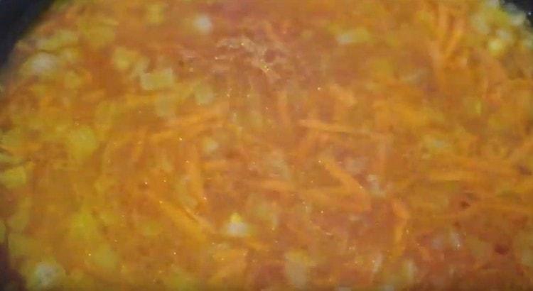 Ajouter la pâte de tomates diluée dans de l'eau.