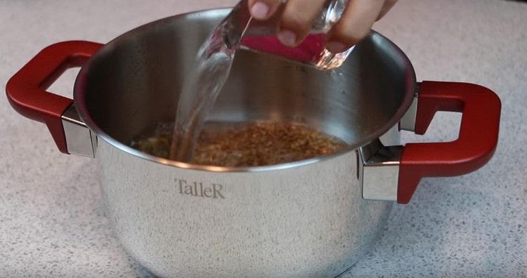 On lave le sarrasin, on le met dans une casserole et on le remplit d'eau.