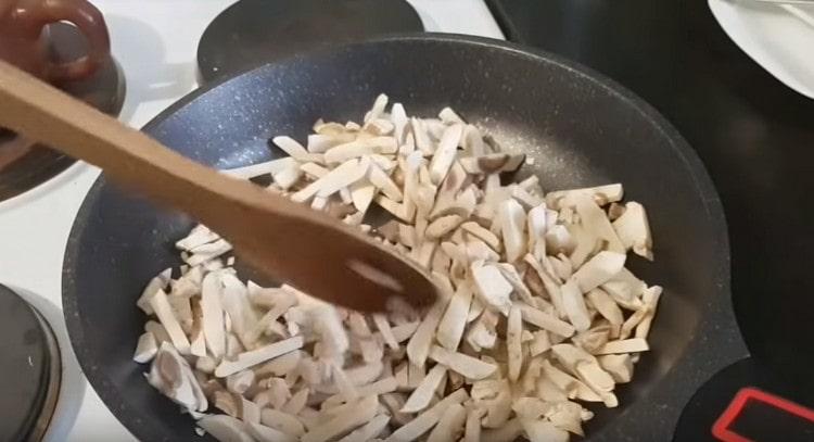 Faites frire les champignons dans une casserole jusqu'à ce que le liquide s'évapore complètement.