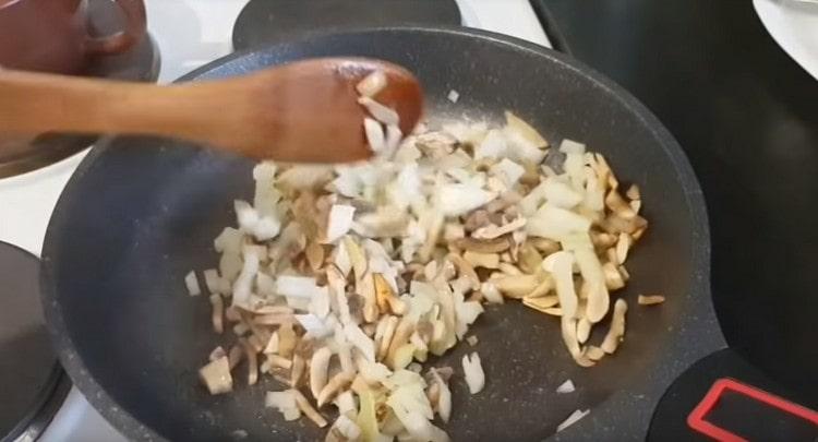 Ajoutez les oignons dans la casserole aux champignons.