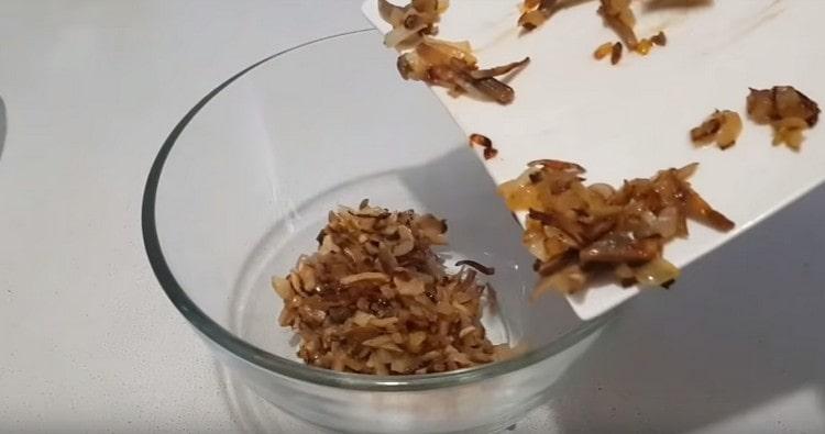 Nous répartissons les champignons avec les oignons dans un saladier.