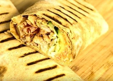La recette de shawarma la plus délicieuse et la plus rapide: des photos étape par étape!