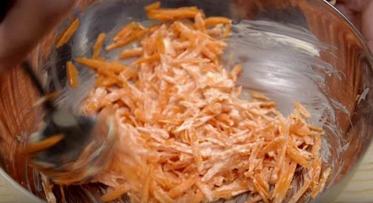 Mix chopped garlic and carrots with mayonnaise.