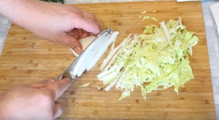 Cut the Beijing cabbage.