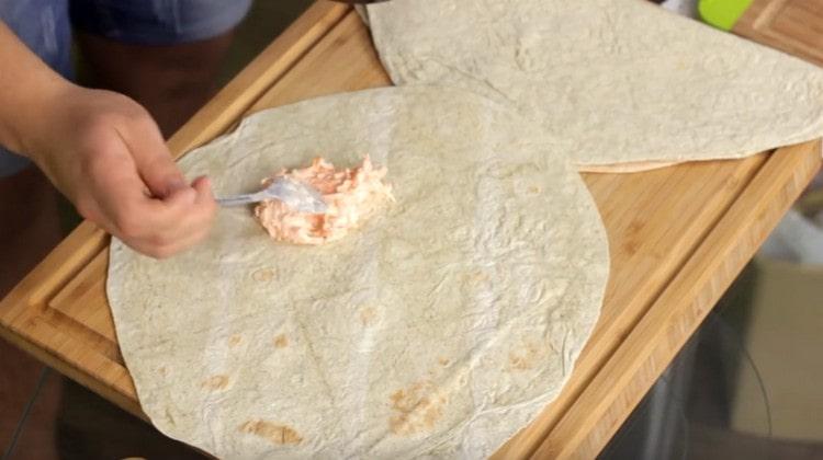 Engrase el pan de pita con salsa de zanahoria, ajo y mayonesa.