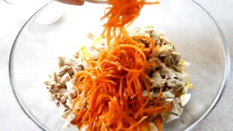Agrega zanahorias coreanas.