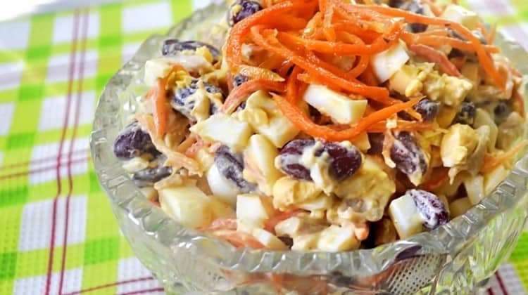 The original salad with beans and Korean carrots is ready.