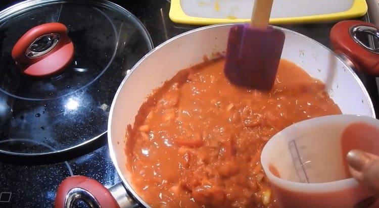 Agregue agua y especias a la salsa.