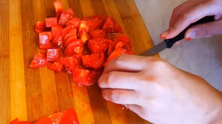 Cut the tomatoes into pieces.