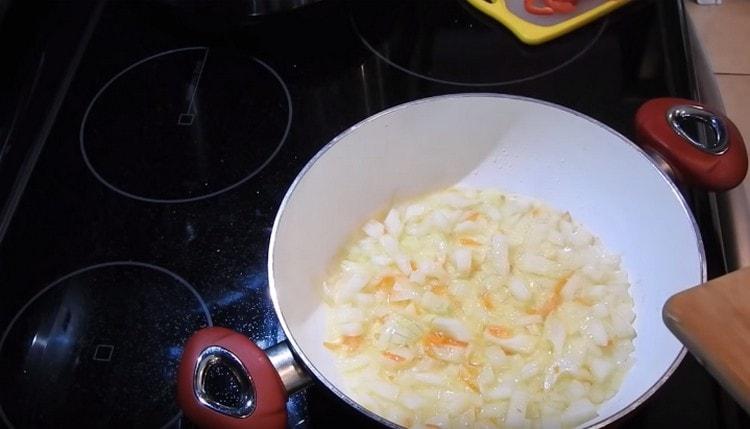 First, fry the onion in vegetable oil.