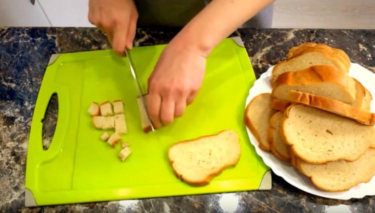 Cortar en dados el pan.