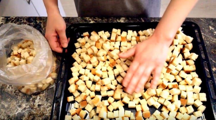 We spread the slices of the loaf on a baking sheet and put in the oven.