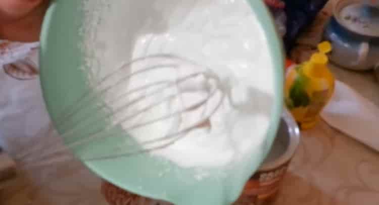Da biste napravili meringue, dodajte šećer od glazure