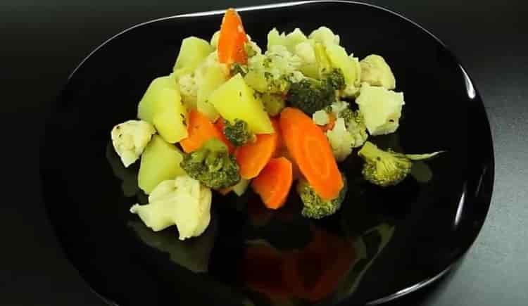 Steamed broccoli and other vegetables in a step by step recipe with photo