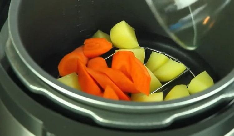 Para cocinar verduras al vapor, pique las zanahorias