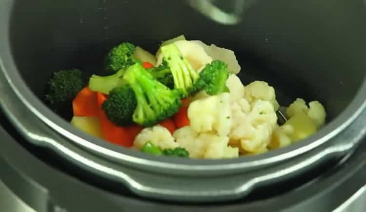 Para cocinar verduras al vapor, picar el brócoli