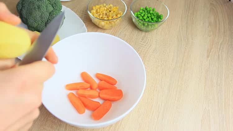 Cooking steamed broccoli in a slow cooker