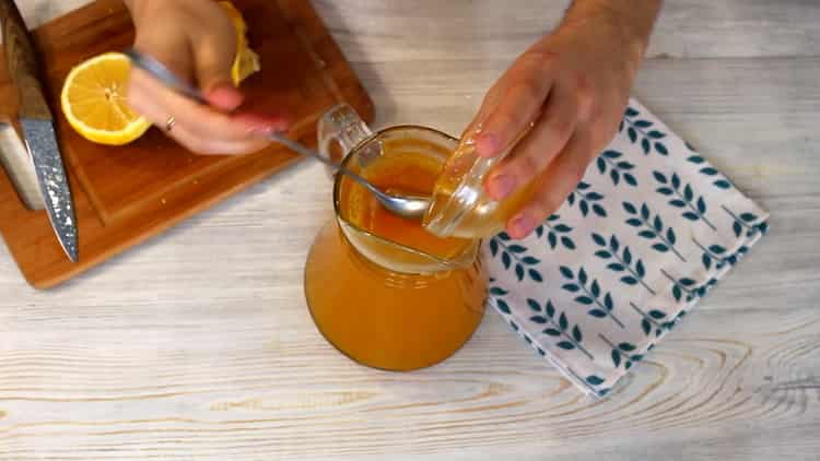 Ajoutez du miel pour faire une boisson.