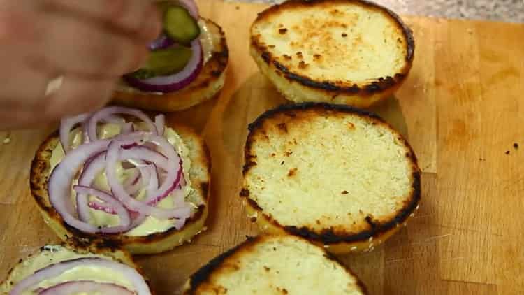 Upang maghanda ng isang hamburger, ilagay ang sibuyas sa isang bun