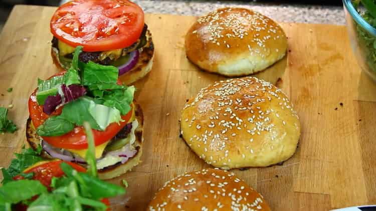 Para preparar una hamburguesa, coloca el relleno en capas