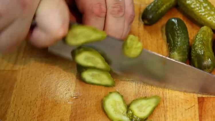 Upang makagawa ng isang hamburger, i-chop ang mga pipino