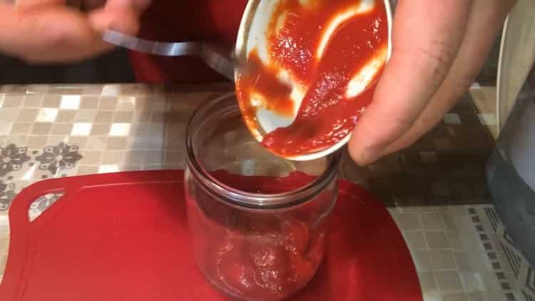 Para hacer trigo sarraceno, mezcle los ingredientes para la salsa