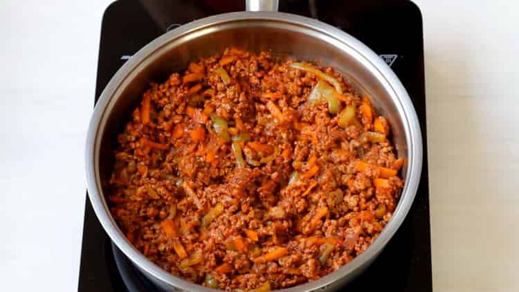 Ajouter la pâte de tomates à la cuisson