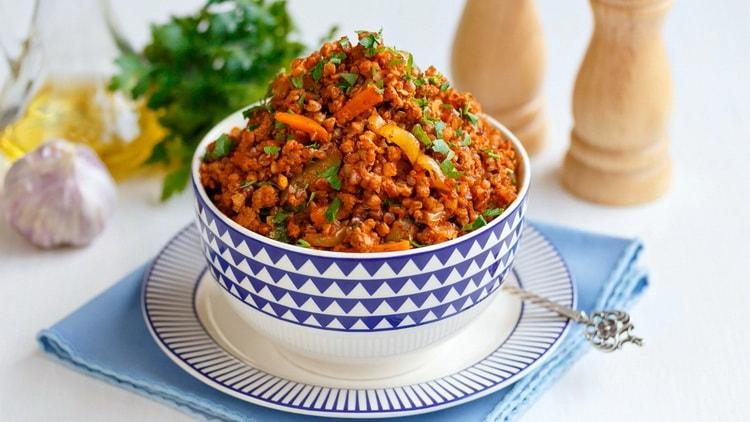 Alforfón en un estilo comercial con carne picada de acuerdo con una receta paso a paso con foto