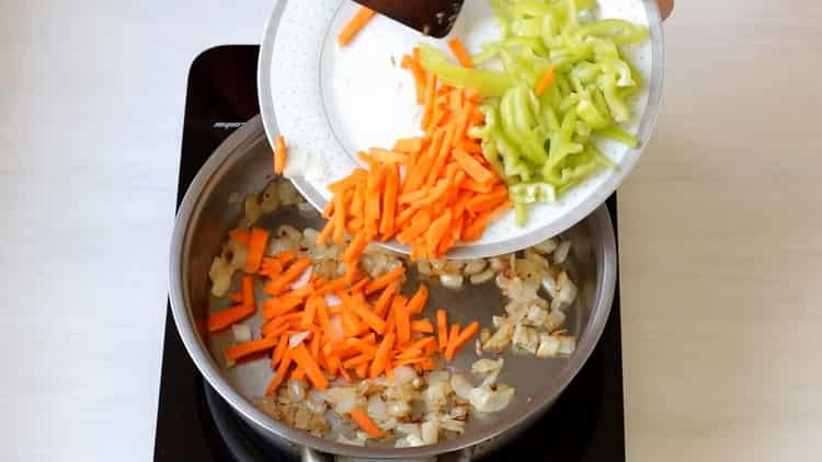 Freír las zanahorias para cocinar.