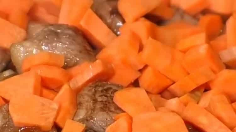 Za izradu heljde pržite mrkvu