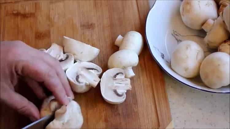 Da biste napravili heljdu, gljive narežite