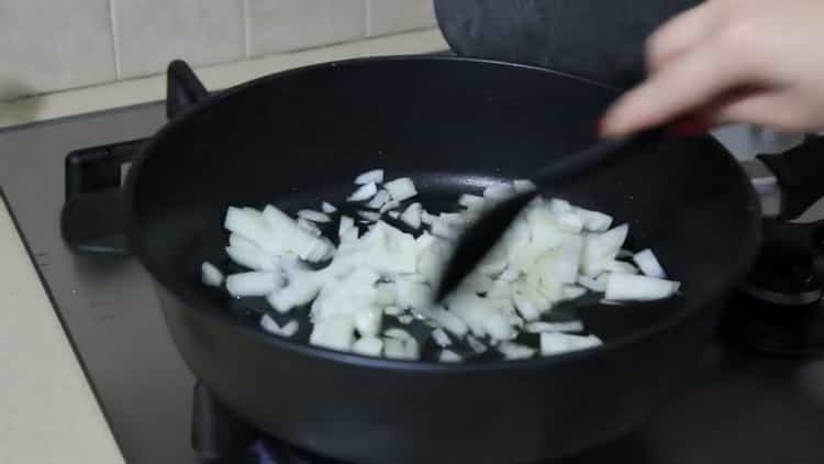 Pour faire du sarrasin avec des champignons et des oignons, faites frire les ingrédients