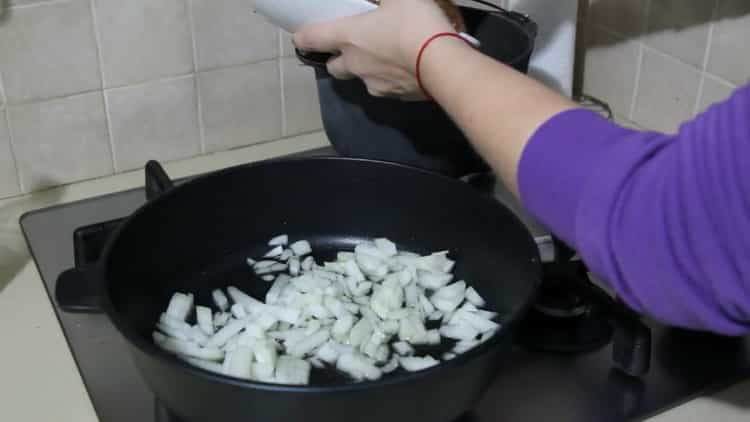 Pour faire du sarrasin avec des champignons et des oignons, faites bouillir les ingrédients