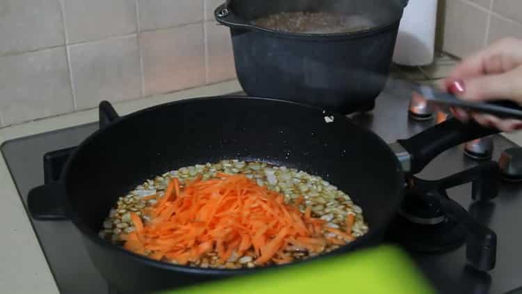 Para hacer trigo sarraceno con champiñones y cebollas, fríe las cebollas