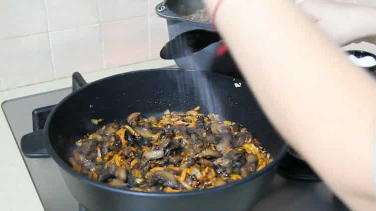 To make buckwheat with mushrooms and onions, fry the mushrooms