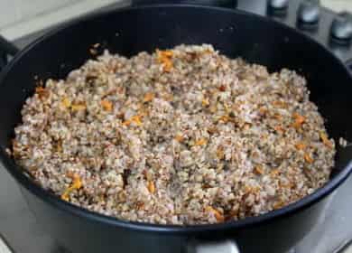 Trigo sarraceno con cebolla y zanahoria según una receta paso a paso con foto