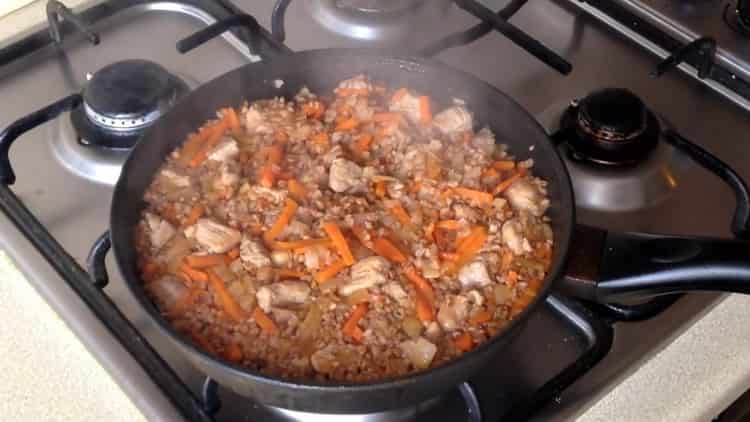 le sarrasin avec les carottes et les oignons dans une casserole est prêt