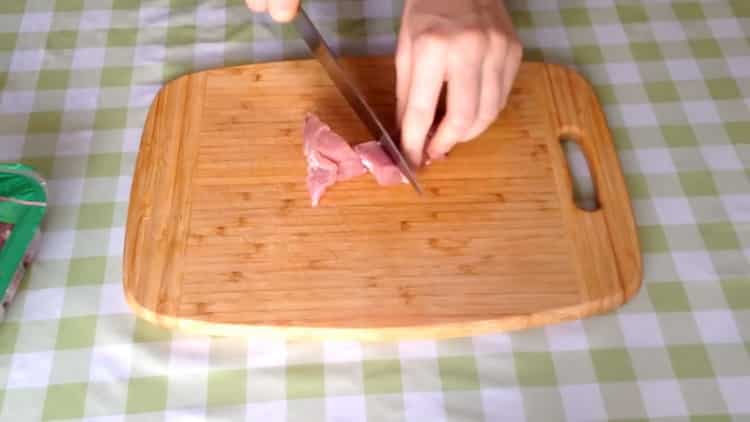 Pour la cuisson, hachez la viande