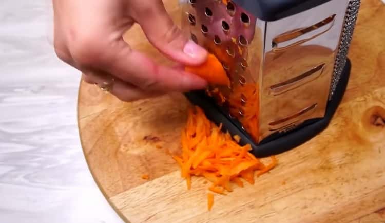 Para preparar trigo sarraceno, rallar las zanahorias