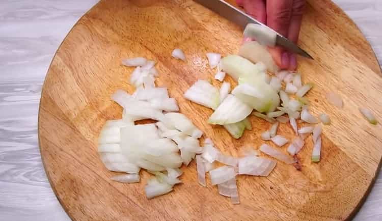 Para hacer trigo sarraceno, pica la cebolla
