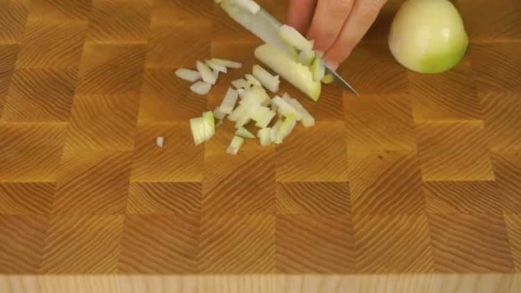 Para preparar el plato, picar la cebolla.