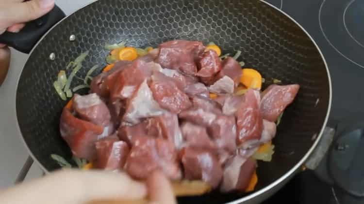 Pour cuisiner, faites frire la viande