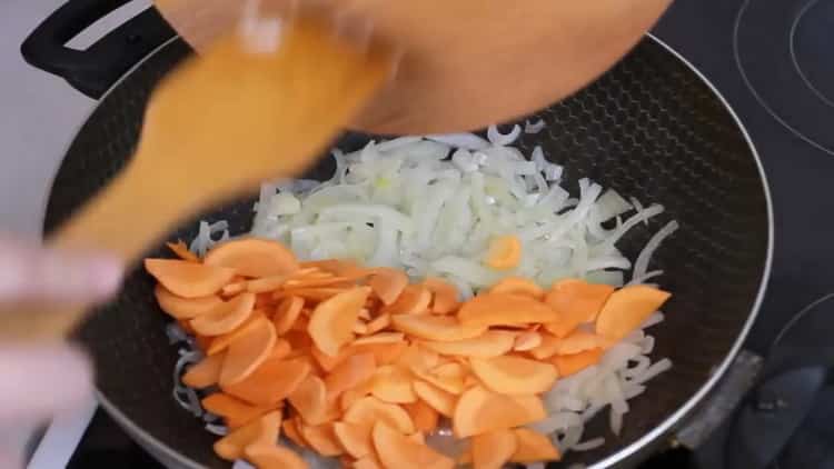 Freír verduras para cocinar