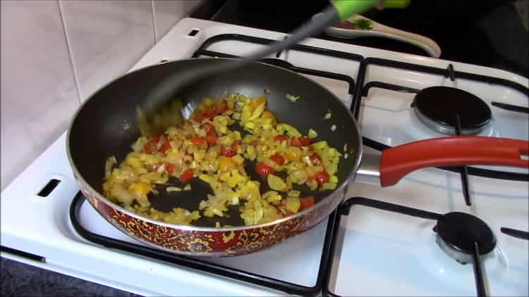 Para hacer trigo sarraceno, freír los ingredientes.