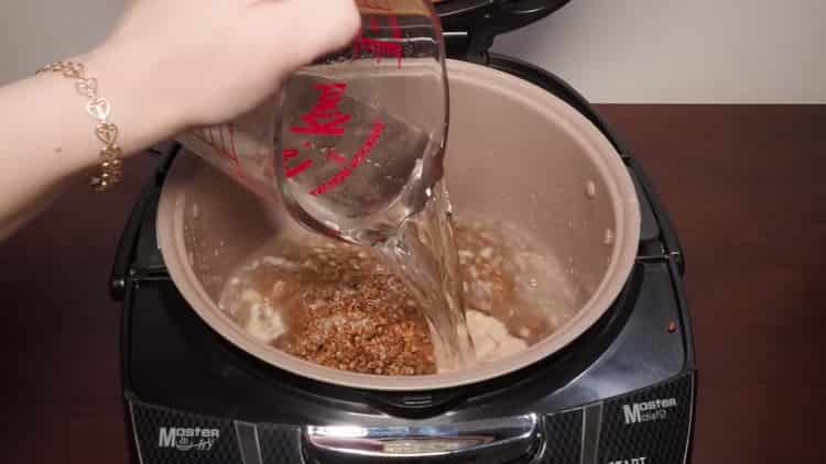Para hacer trigo sarraceno, agregue agua al tazón