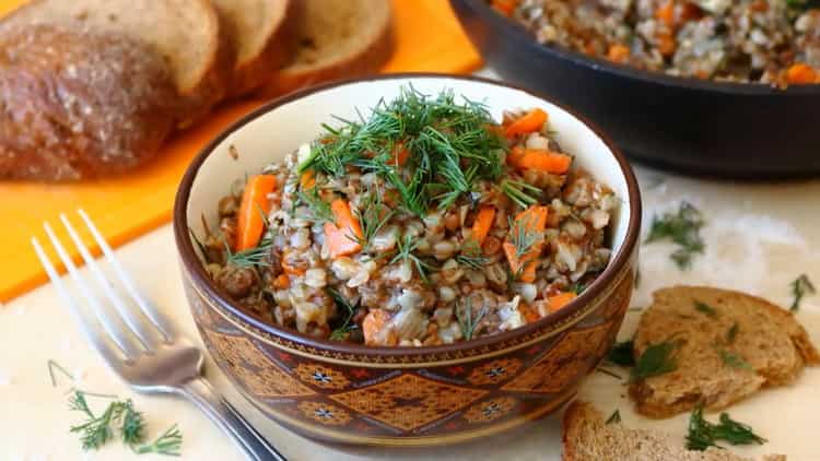 Buckwheat na may nilaga sa isang pan ayon sa isang hakbang-hakbang na recipe na may larawan