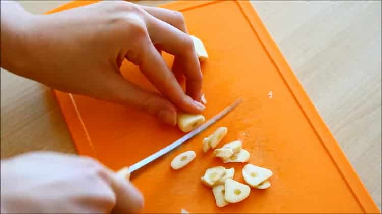 To make buckwheat, chop the garlic